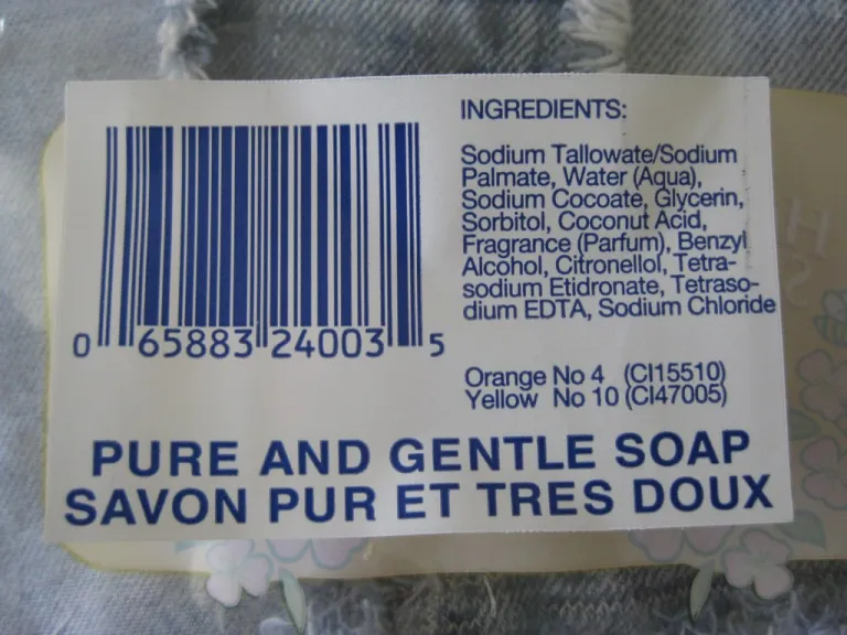 תווית מכילה składniki עם קרם סבון 'Pure and Gentle Soap' שבתוכה אלכוהול בנזיל ומגוון מרכיבים נוספים.