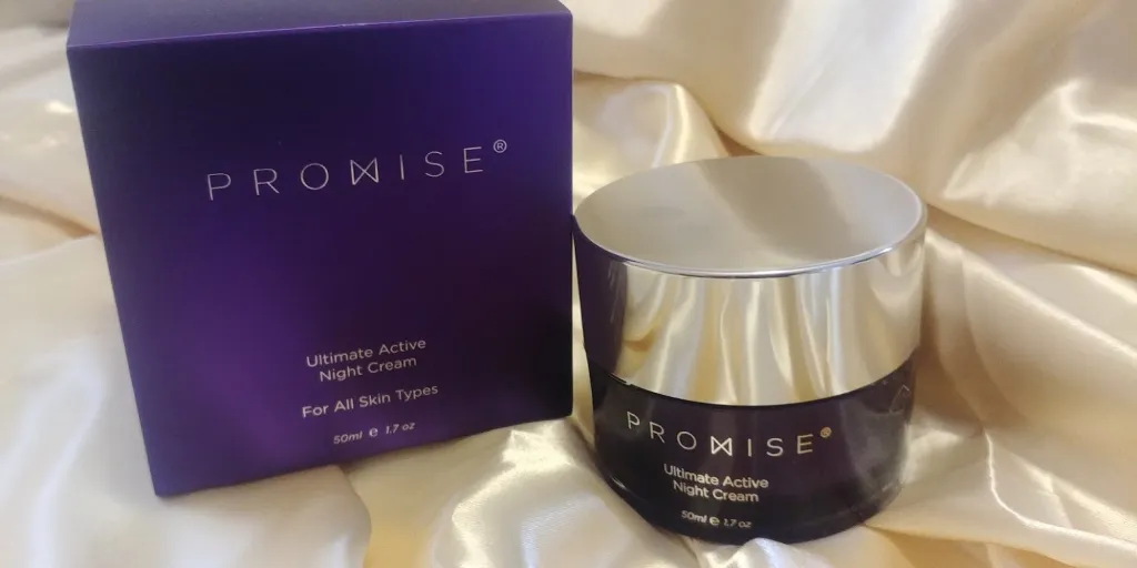 קרם לילה אולטימטיבי של פרומיס באריזת קרטון סגולה ושקופה, מיועד לכל סוגי העור.