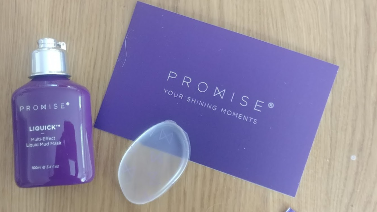 בקבוק של מסיכת בוץ נוזלית LIQUICK ממותגת פרומיס, לצידה כרטיס ביקור עם הכיתוב 'YOUR SHINING MOMENTS' על רקע סגול.
