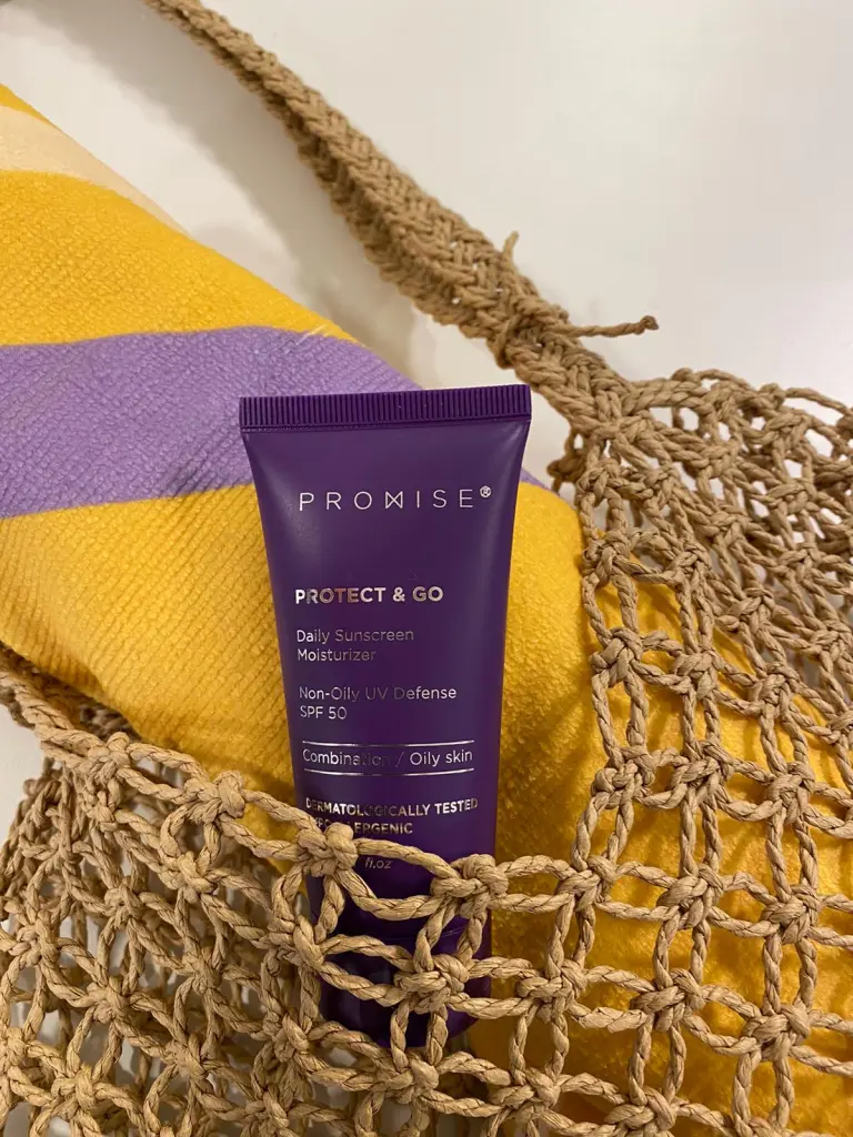 בקרם הגנה Protect & Go של חברת פרומיס, תחליב שקוף קליל עם הגנה SPF50 לעור מעורב ושמן, מונח בתוך סל טקסטיל.
