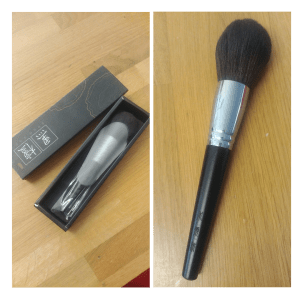 מברשת סומק איכותית, ידית מעץ אבוני עם חריטה