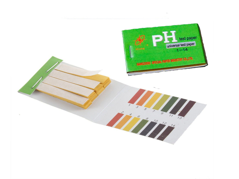 ערכת נייר לקמוס למדידת pH עם סרטים צבעוניים לסקירה, מציגה את הסולם מ-1 עד 14.