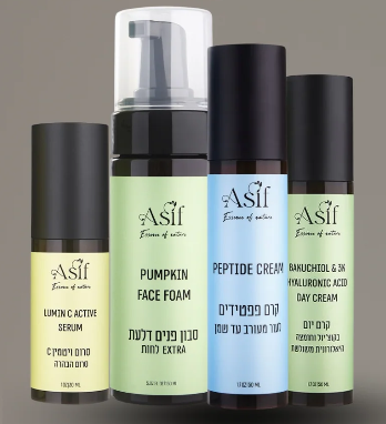 קולקציית מוצרים של אסיף קוסמטיקה, כולל סרום ויטמין C, סבון פנים דלעת, קרם פפטידים וקרם יום עם חומצה היאלורונית, באריזות מודרניות ואסתטיות.