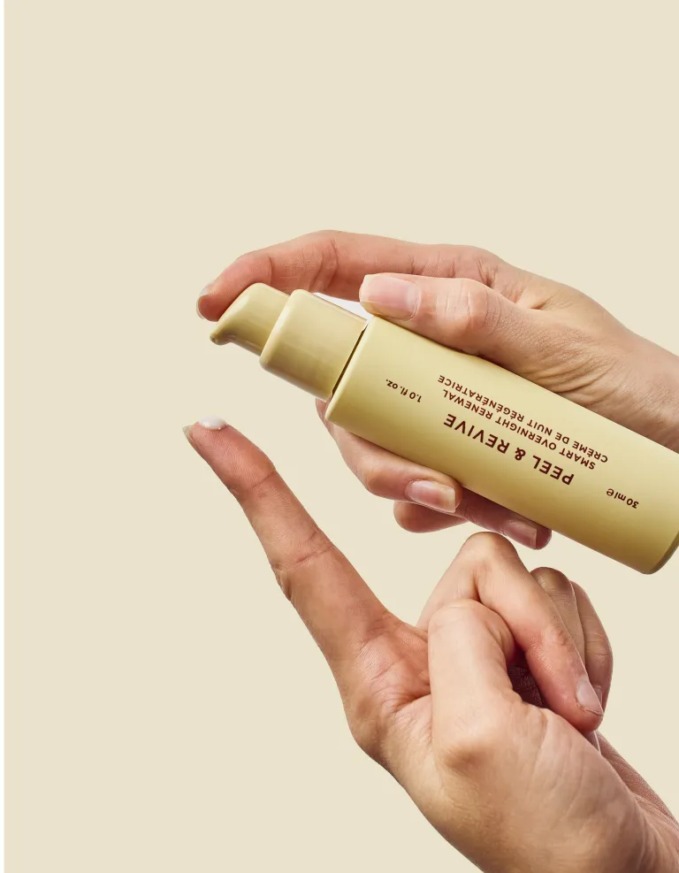 קרם פילינג בעבודת יד בהמרקה מתוך צנצנת, בעל מרקם חלק ונעים. יד מחזיקה את הצנצנת עם חץ קטן חד על האצבע ממנה יוצא הקרם.