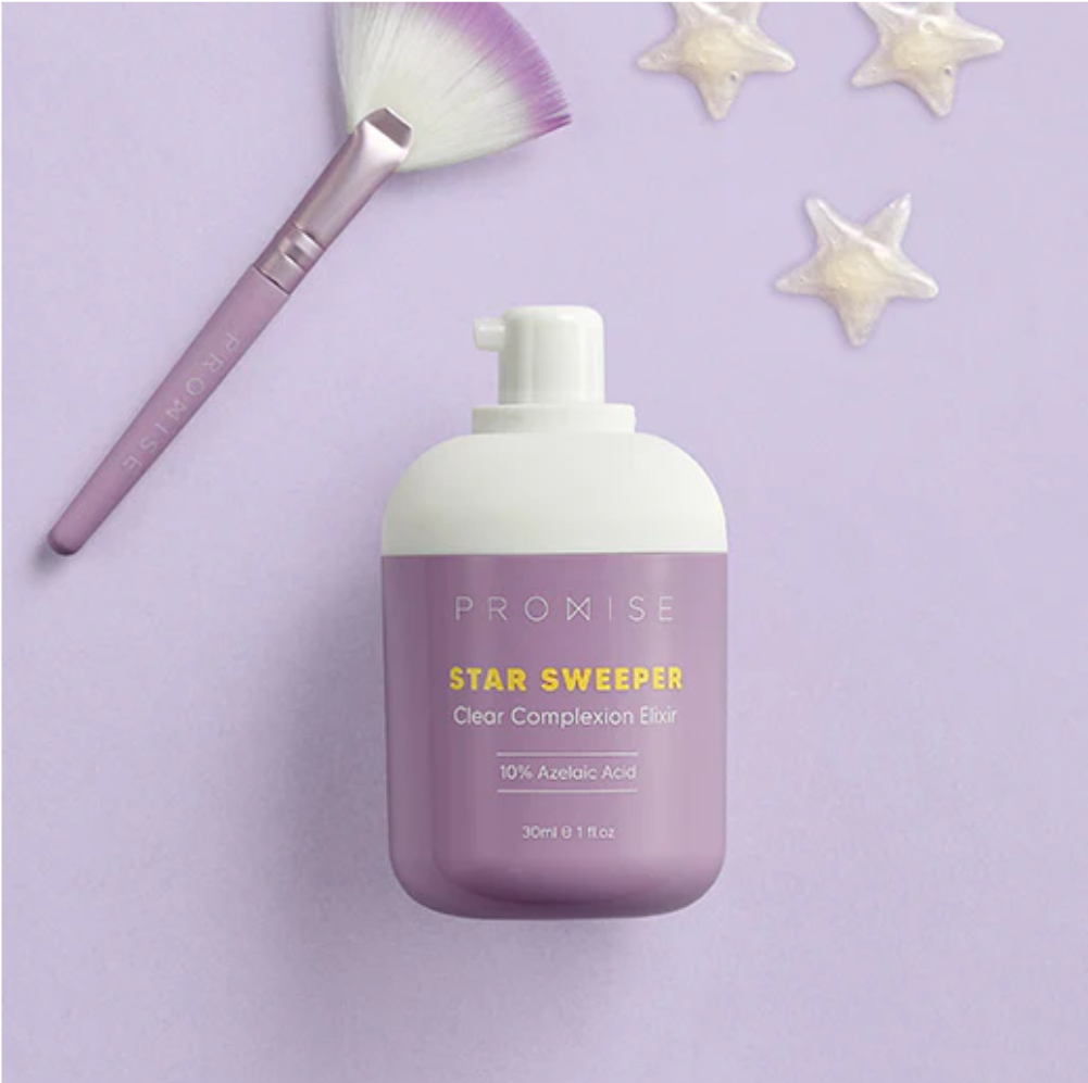 בקבוק מרובע של מוצר טיפוח לעור עם כיתוב 'STAR SWEEPER' ופרטים על החומצה אזלאית; נמצא על רקע סגול עם אביזרים נוספים כמו מברשת וסטארים קטנים.