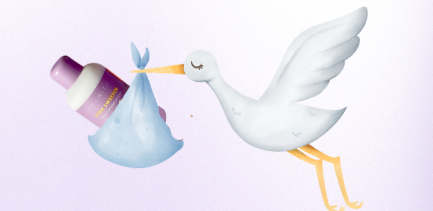 קריקטורה של ציפור חסידה שמביאה מוצר טיפולי חדש בשק השונה, עם צבעים רכים ורקע בהיר.