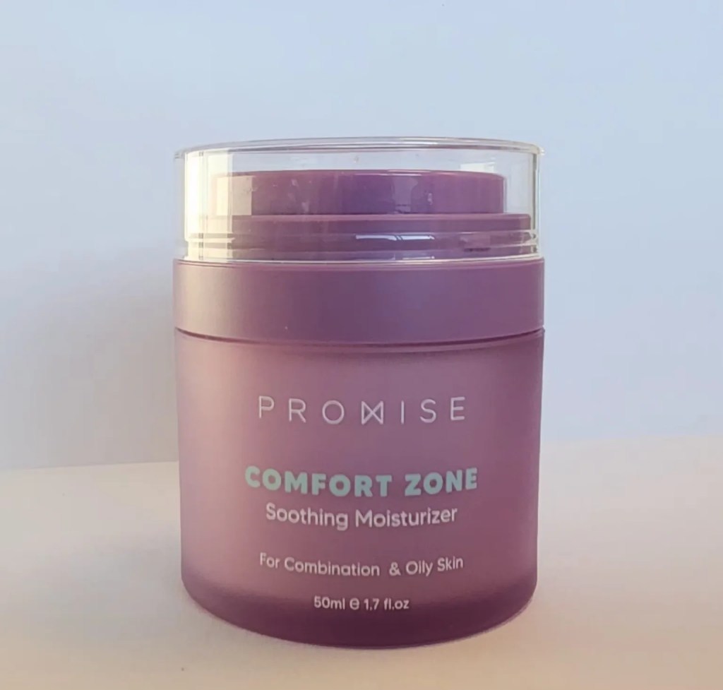 מיכל קרם לחות לאזור פנים של חברת פרומיס, באריזת פס נתון סגול טהור עם כיתוב באותיות בולטות בצבעים תכלת ולבן. המוצר מיועד לעור מעורב ושמן.