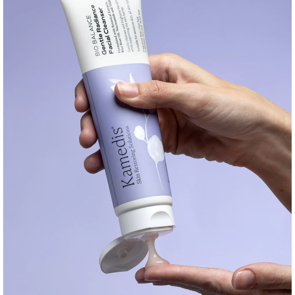 קולפן בפעולה עבור ניקוי פנים, המיועד לעור רגיש, מצולם ביד המחזיקה את Tube.