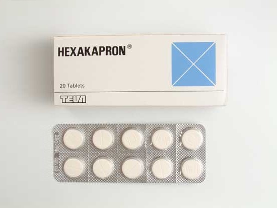 קופסת תרופות Hexakapron עם 20 טאבלטים, מונחת על רקע לבן.